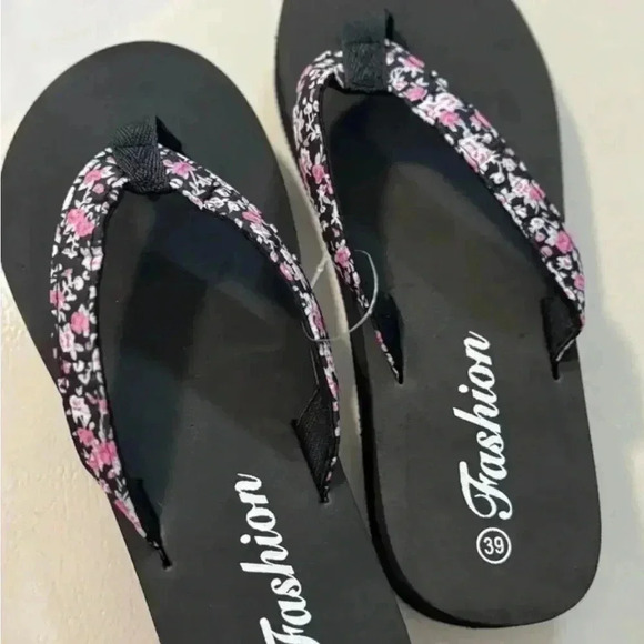Floral Pattern Flip Flops - Size 8 - Picture 1 of 4